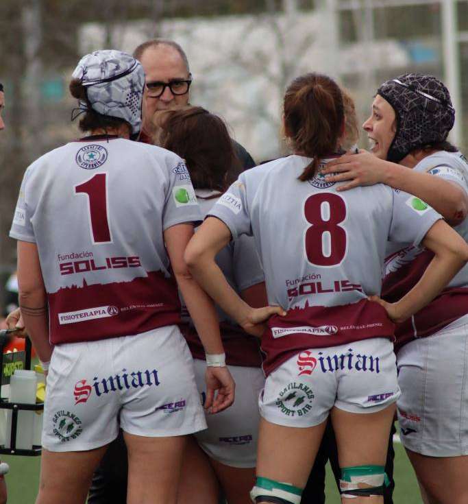 Jugadoras del Club Rugby Toledo formando equipo