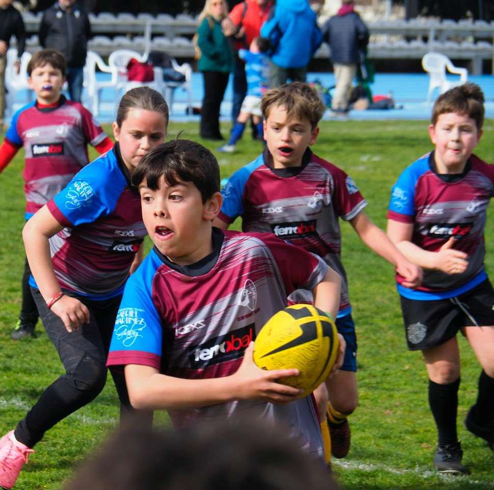 Jugadores de rugby base del Club Rugby Toledo durante un partido